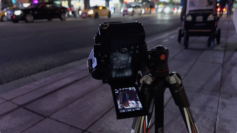 Nikon Zf 開箱 + 拍照、N-Log 錄影實測！把 Z9、Z8 旗艦功能塞進 FM2 的經典外型，一台能夠體驗百年光學魅力，連 Leica、Sony 鏡頭也能轉接的「有靈魂的相機」