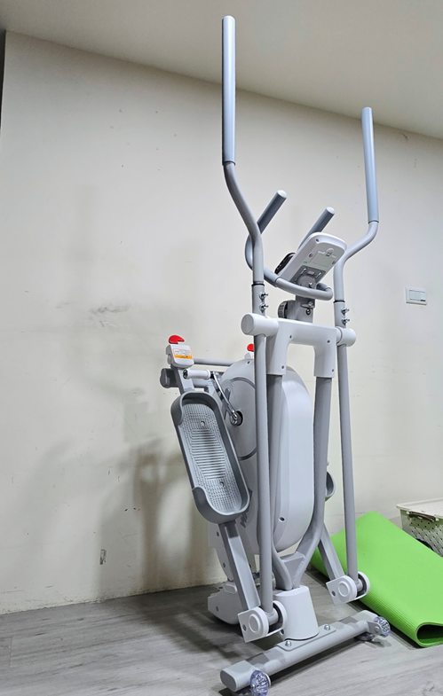 買了一台BGYM E2330小折橢圓機,可以實現居家健身自由......吧?