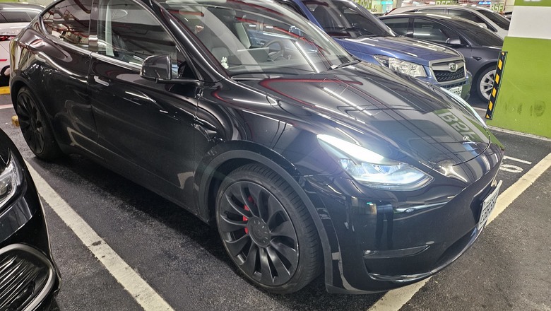 與Model Y 的首次親密接觸 - Tesla Summer Night Drive 夏夜漫遊試駕 - 桃園總圖夜遊 / 寧夏夜市逛吃 / Metsa車用床墊測試 / 超級充電站初體驗