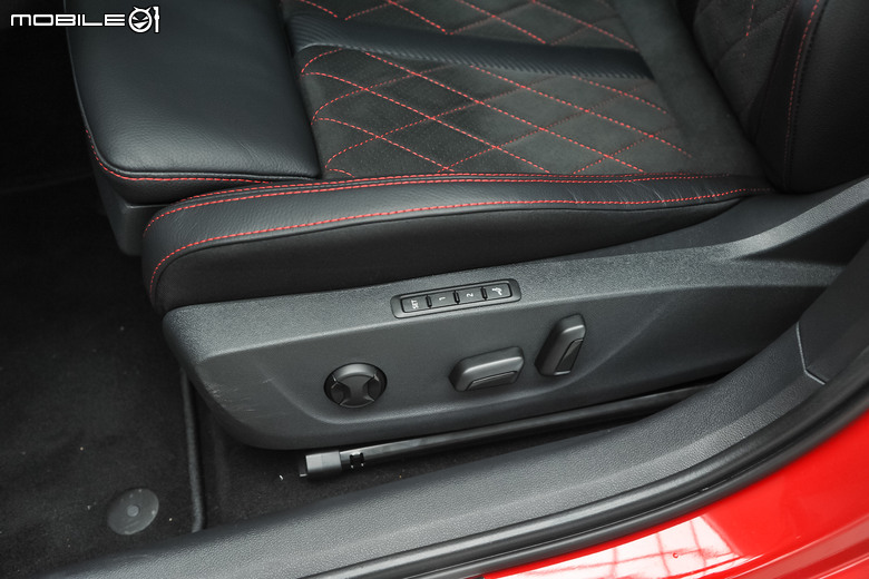 Skoda Octavia Combi RS 小改款試駕|有內涵又帥氣!