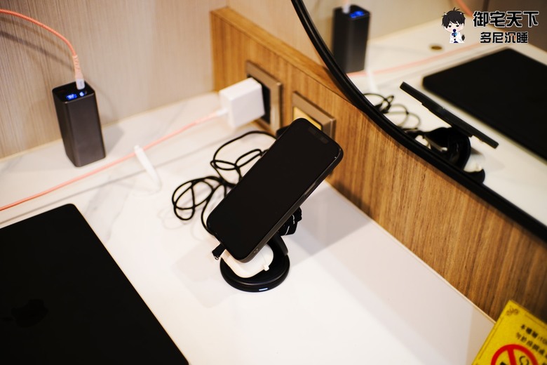 開箱｜【信星科技】SAVEWO 救世 FlipDock Qi2 三合一磁吸摺疊旋轉無線充電座（FD-W31Q2） - 支援 Qi2 充電、360 度自由旋轉，滿足你的各種角度需求！