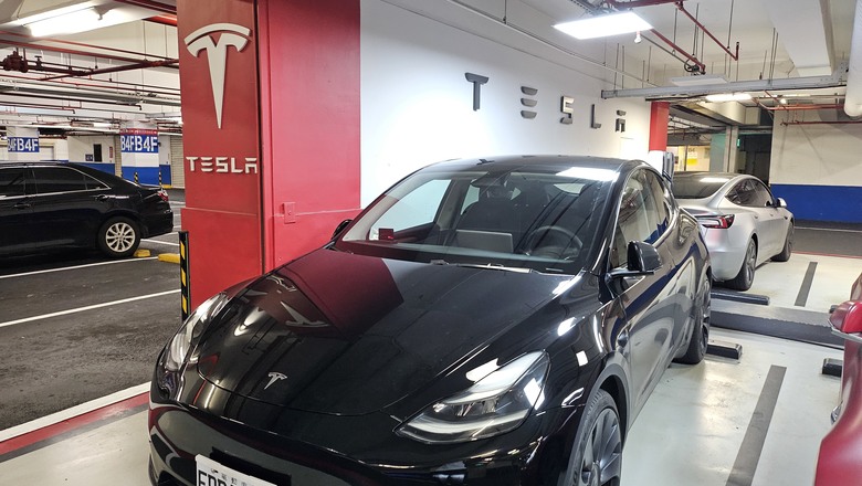 與Model Y 的首次親密接觸 - Tesla Summer Night Drive 夏夜漫遊試駕 - 桃園總圖夜遊 / 寧夏夜市逛吃 / Metsa車用床墊測試 / 超級充電站初體驗