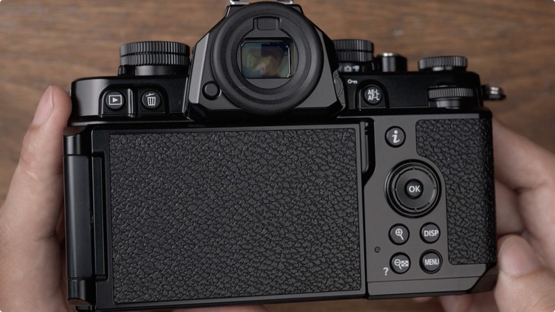 Nikon Zf 開箱 + 拍照、N-Log 錄影實測！把 Z9、Z8 旗艦功能塞進 FM2 的經典外型，一台能夠體驗百年光學魅力，連 Leica、Sony 鏡頭也能轉接的「有靈魂的相機」