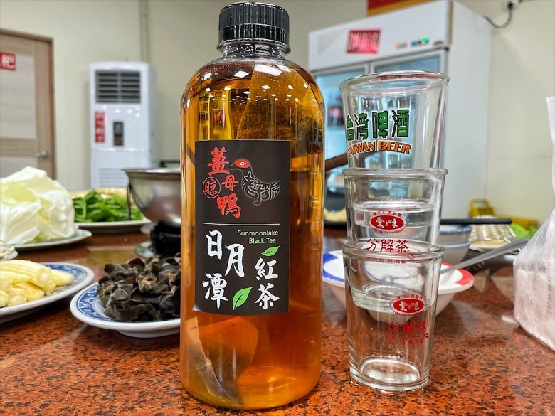 深受許多在地人喜愛的薑母鴨，鴨皮超Q軟，肉質軟嫩鮮甜，還有鹽烤吳郭魚、現撈泰國蝦