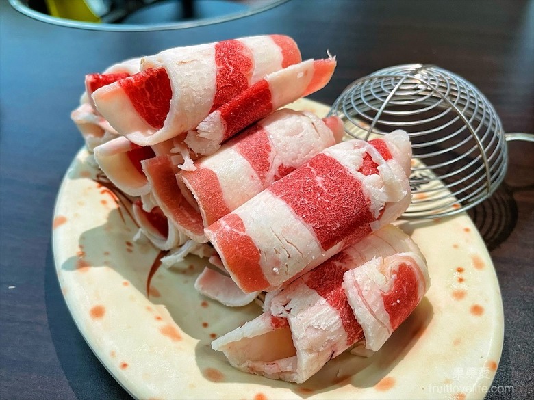 點我看大圖 炭燒羊肉爐火鍋,湯頭好喝,羊肉肉質軟嫩,秋冬進補、聚餐好地方