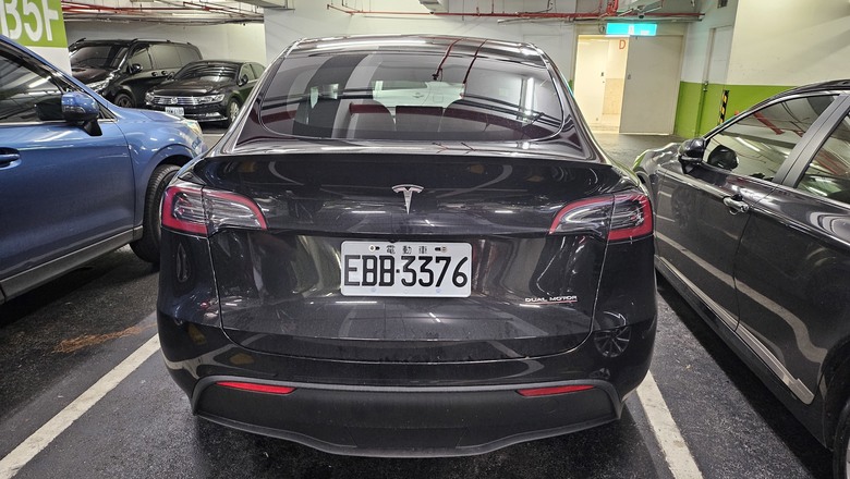 與Model Y 的首次親密接觸 - Tesla Summer Night Drive 夏夜漫遊試駕 - 桃園總圖夜遊 / 寧夏夜市逛吃 / Metsa車用床墊測試 / 超級充電站初體驗