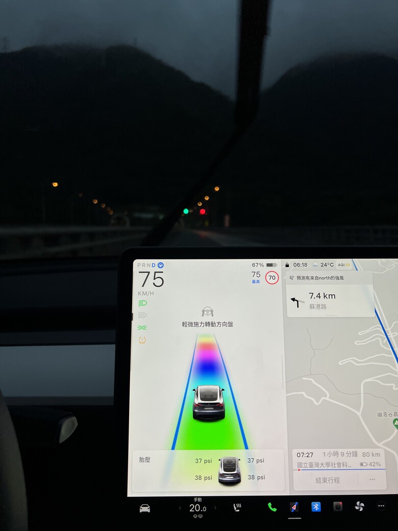 Tesla 夏夜漫遊 Model Y 後驅版
