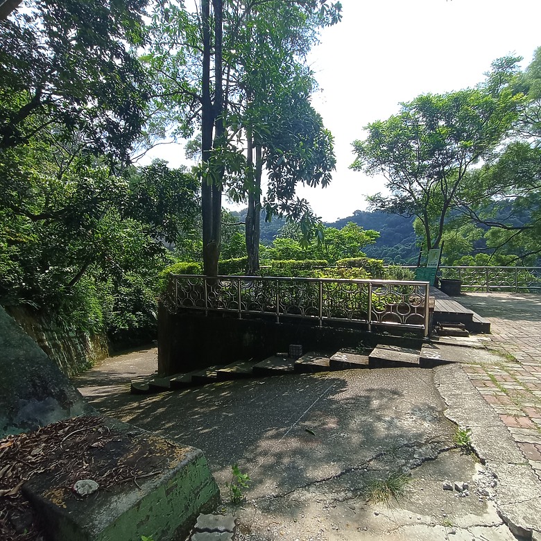 潭子新田登山步道能順便踩點旁邊的小百岳「聚興山」，生意盎然適合全家大小的綠色步道，帶你全部走一趟