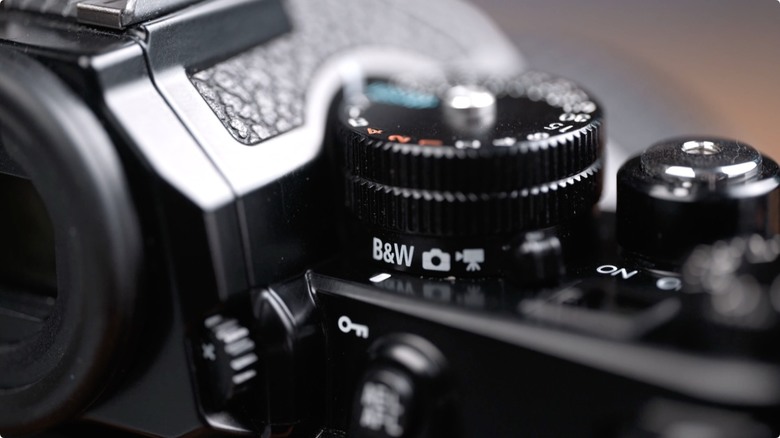 Nikon Zf 開箱 + 拍照、N-Log 錄影實測！把 Z9、Z8 旗艦功能塞進 FM2 的經典外型，一台能夠體驗百年光學魅力，連 Leica、Sony 鏡頭也能轉接的「有靈魂的相機」