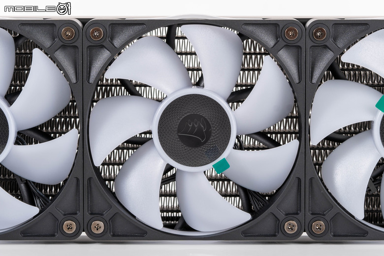 CORSAIR iCUE LINK TITAN 360 RX RGB 一體式水冷散熱器開箱試用 以更高的溫度壓制力應對未來處理器挑戰