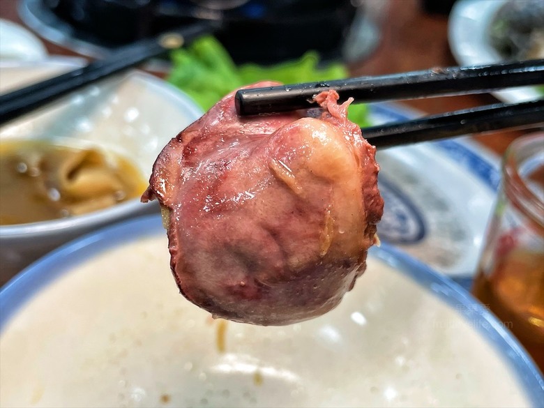 深受許多在地人喜愛的薑母鴨，鴨皮超Q軟，肉質軟嫩鮮甜，還有鹽烤吳郭魚、現撈泰國蝦