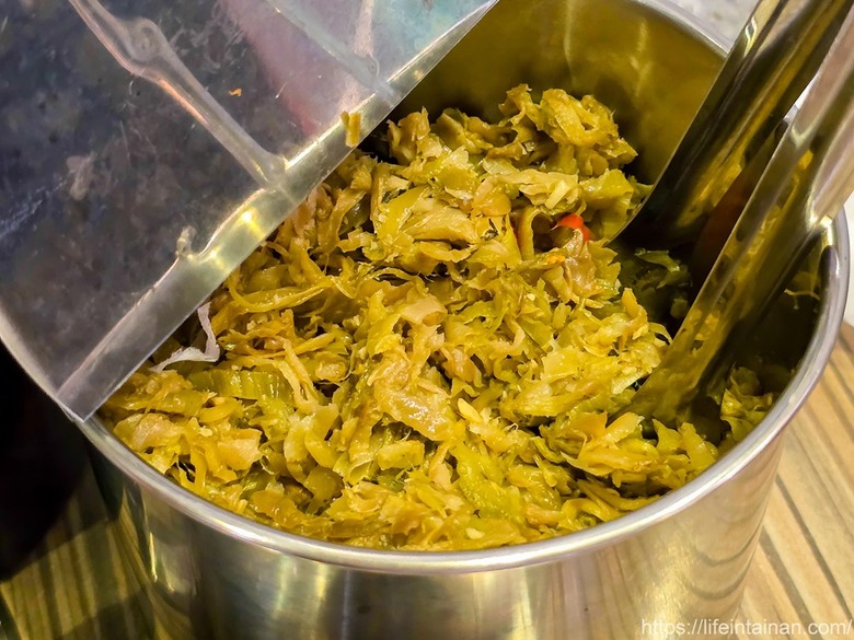 夜貓族、愛牛肉麵和雞湯朋友的最愛，從晚餐到凌晨消夜時段，幾乎都是在地人在排隊~牛肉麵.雞湯