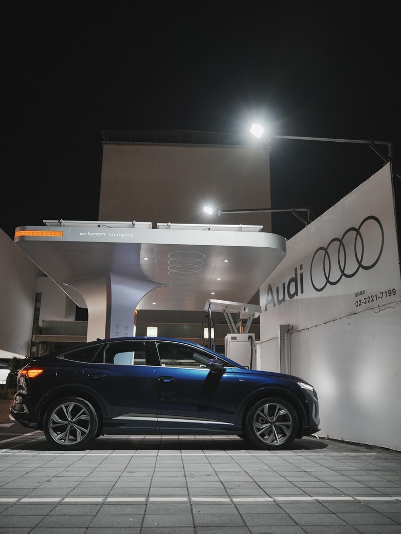 Audi Q4 Sportback e-tron 55 quattro S line｜金屬星際藍 Navarra Blue 2D｜實車照片分享