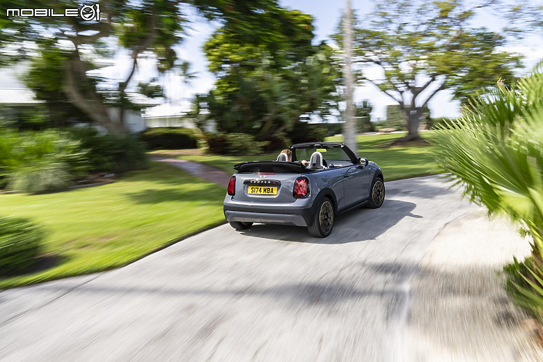 【海外新訊】MINI Cooper Convertible正式亮相,18秒開篷、全新內裝佈局!