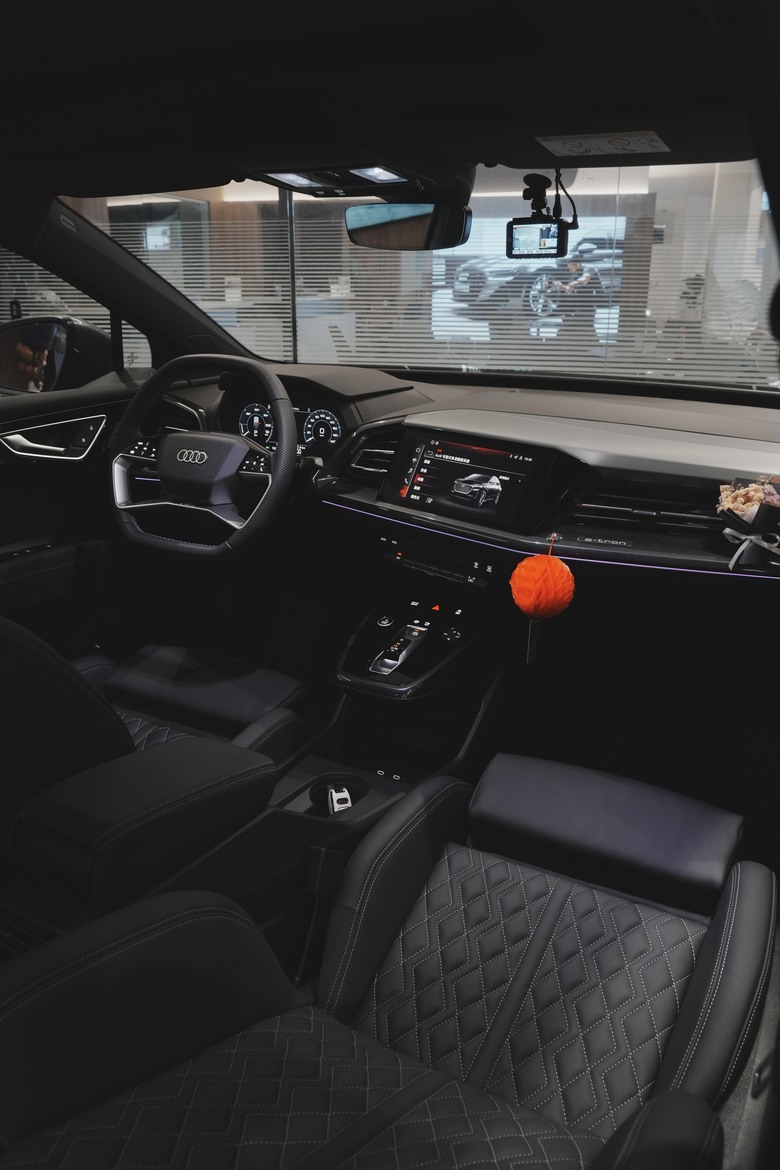 Audi Q4 Sportback e-tron 55 quattro S line｜金屬澈蔚藍 Geyser Blue 5Y｜交車照片分享