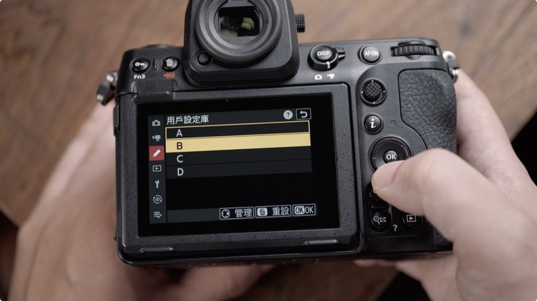 Nikon Zf 開箱 + 拍照、N-Log 錄影實測！把 Z9、Z8 旗艦功能塞進 FM2 的經典外型，一台能夠體驗百年光學魅力，連 Leica、Sony 鏡頭也能轉接的「有靈魂的相機」