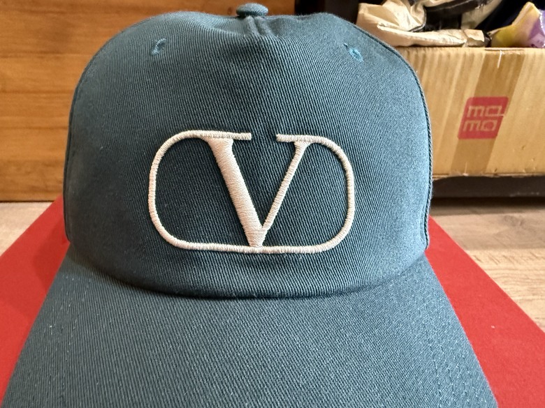 「開箱」 Valentino 藍綠色棒球帽