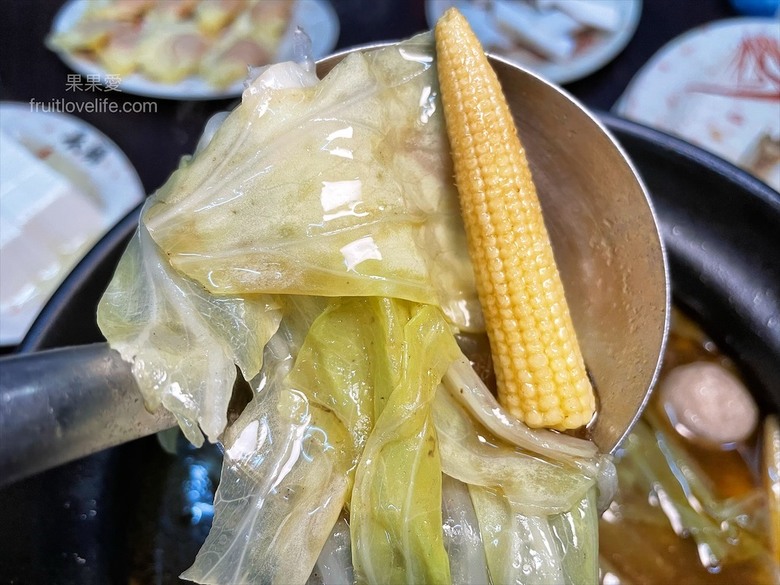 點我看大圖 炭燒羊肉爐火鍋,湯頭好喝,羊肉肉質軟嫩,秋冬進補、聚餐好地方