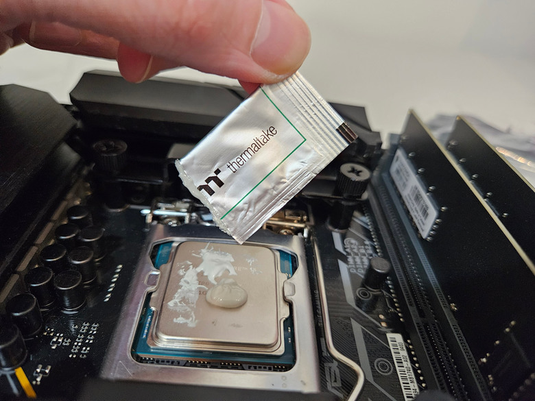 【開箱】雙塔奇城!TT曜越 ASTRIA 600 ARGB主板連動版CPU散熱器(主機板風扇)