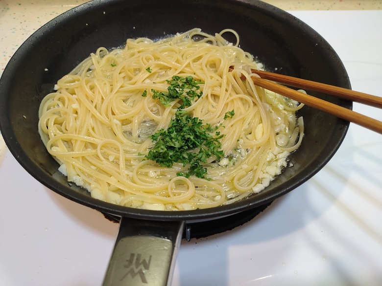 巷口麵店傳說:把簡單的料理做到極致的"橄欖油蒜香義大利麵"