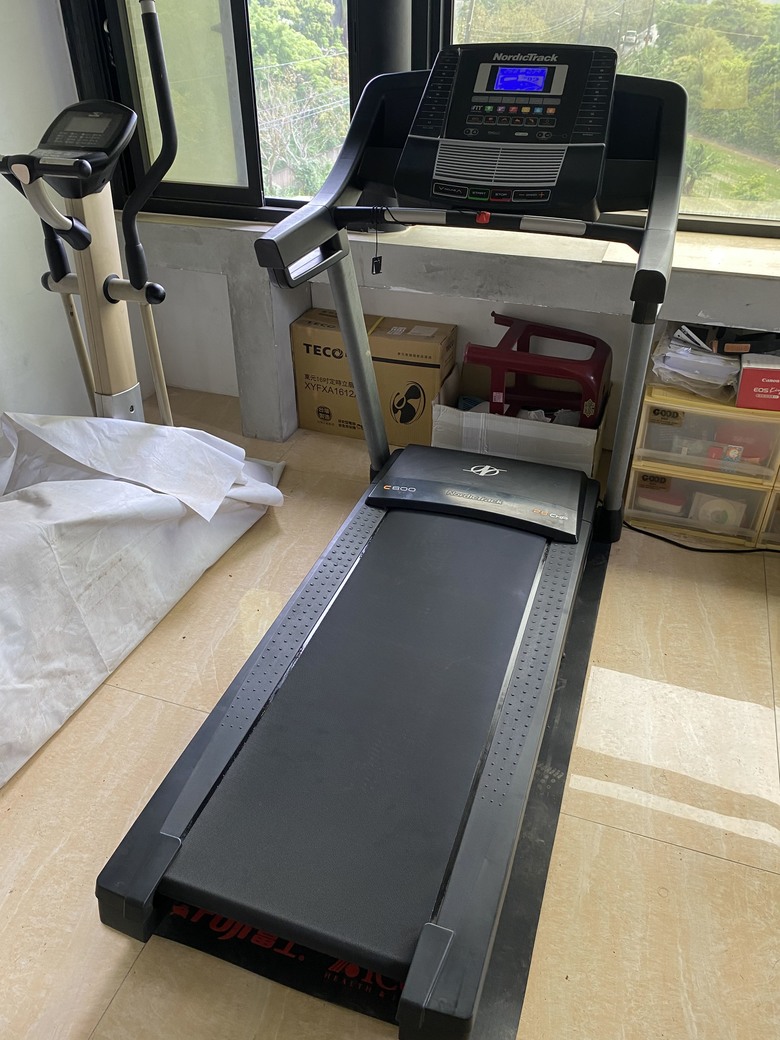 [跑步機保養內容] 1.器材內部除塵、清理 2.馬達、升降馬達運轉測試 3.養護耗品添加、擦拭 4.傳動皮帶檢查、測試 5.跑步帶檢查、上油 6.電路主機板檢測、運轉測試 7.電源與線路檢查、運轉測試 8.器材按鍵檢查 9.器材水平、平衡測試 10.設備螺絲檢查、調整 跑步機維修/買賣/租賃/回收/健身房規劃 親愛的跑步吧