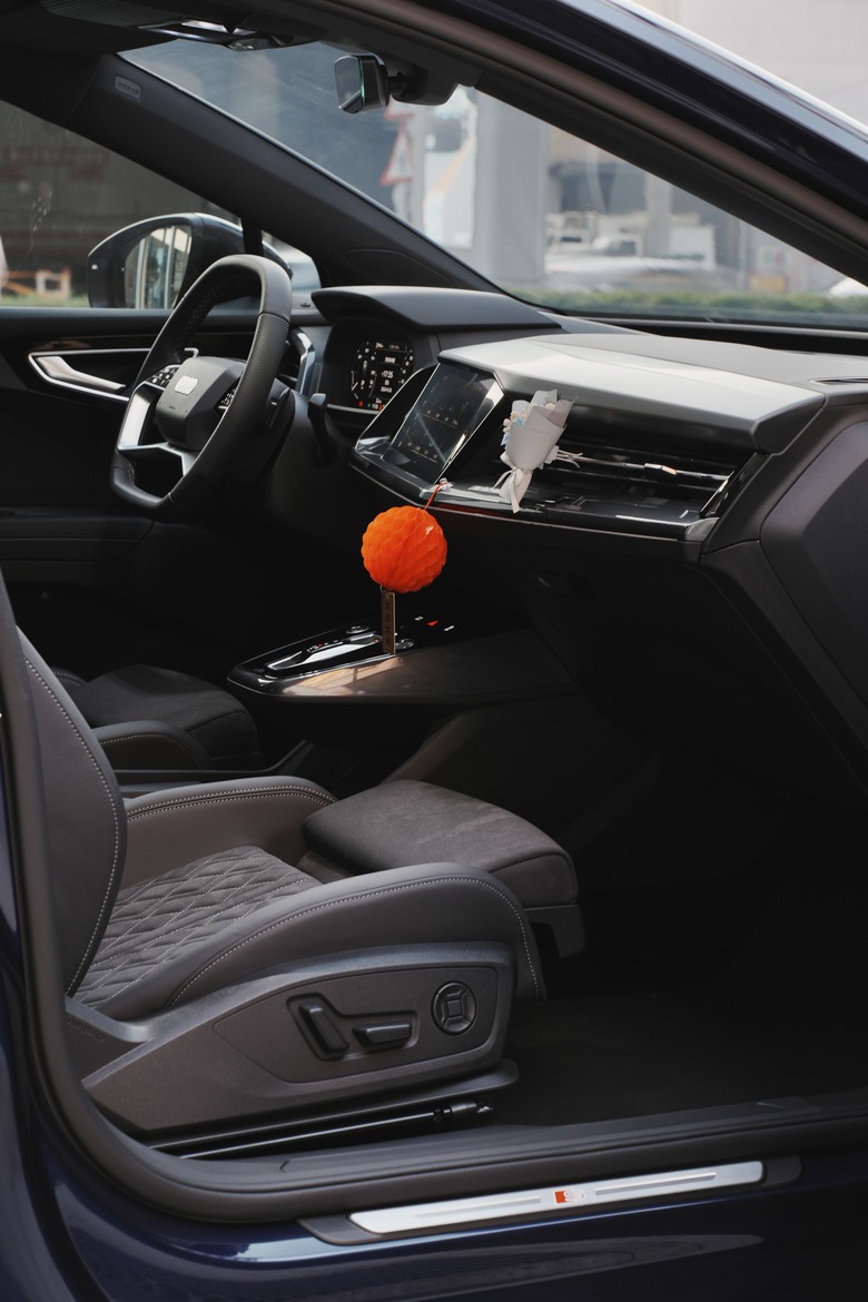Audi Q4 Sportback e-tron 45 S line Edition One｜金屬星際藍 Navarra Blue 2D｜交車照片分享