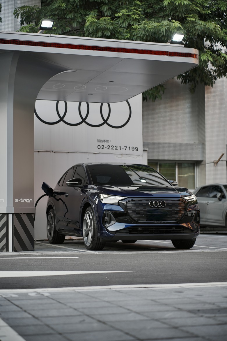 Audi Q4 Sportback e-tron 45 S line Edition One｜金屬星際藍 Navarra Blue 2D｜交車照片分享