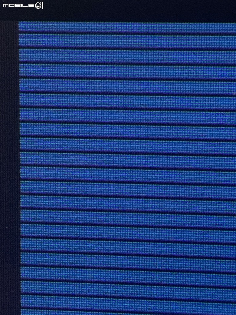 Samsung S95C OLED TV 面板左上方有固定間隔暗紋