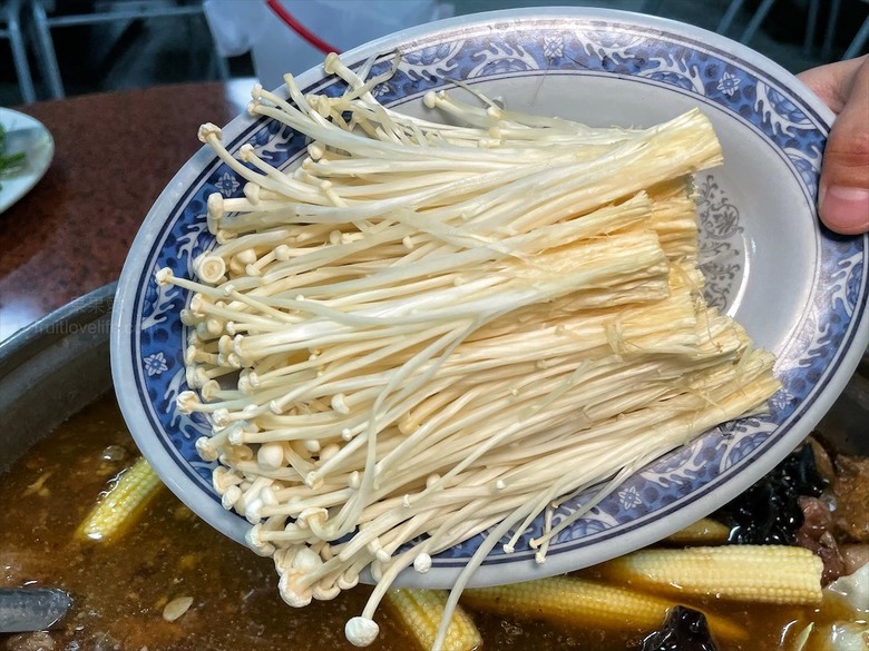 深受許多在地人喜愛的薑母鴨，鴨皮超Q軟，肉質軟嫩鮮甜，還有鹽烤吳郭魚、現撈泰國蝦