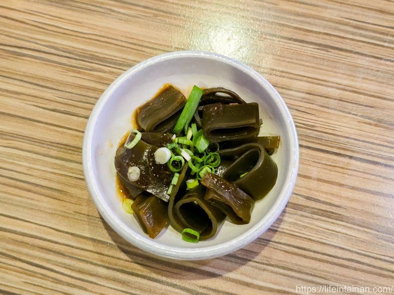 夜貓族、愛牛肉麵和雞湯朋友的最愛，從晚餐到凌晨消夜時段，幾乎都是在地人在排隊~牛肉麵.雞湯