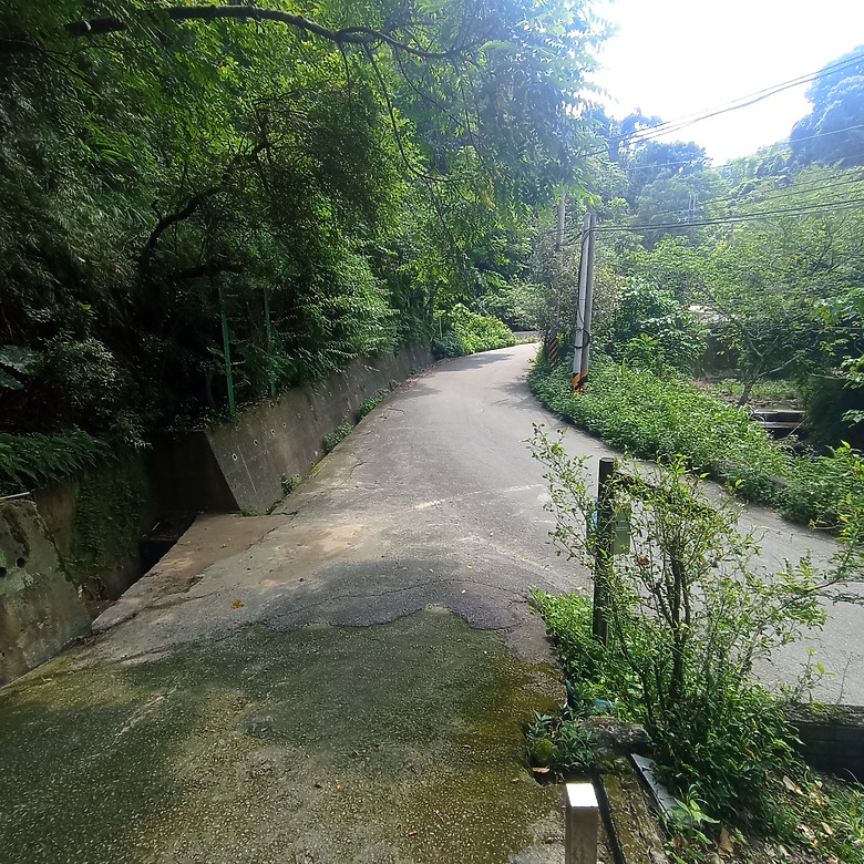 點我看大圖 潭子新田登山步道能順便踩點旁邊的小百岳「聚興山」,生意盎然適合全家大小的綠色步道,帶你全部走一趟