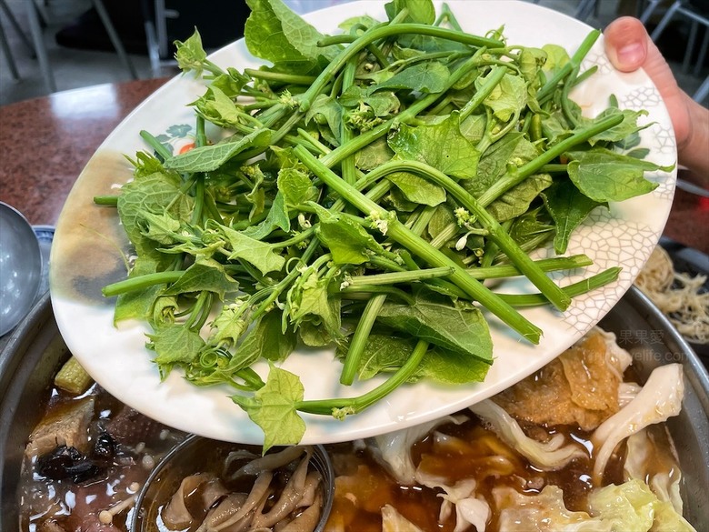深受許多在地人喜愛的薑母鴨，鴨皮超Q軟，肉質軟嫩鮮甜，還有鹽烤吳郭魚、現撈泰國蝦