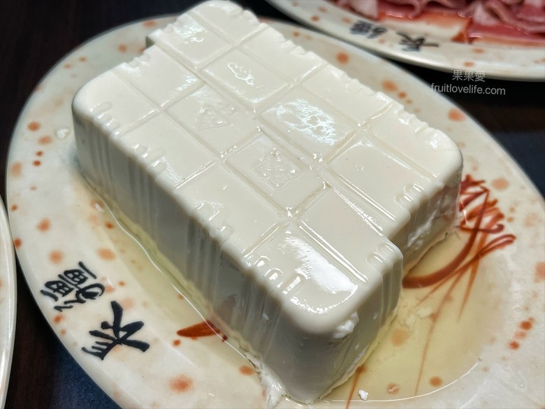 點我看大圖 炭燒羊肉爐火鍋,湯頭好喝,羊肉肉質軟嫩,秋冬進補、聚餐好地方