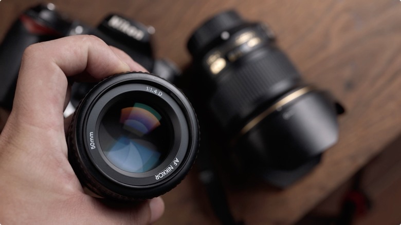 Nikon Zf 開箱 + 拍照、N-Log 錄影實測！把 Z9、Z8 旗艦功能塞進 FM2 的經典外型，一台能夠體驗百年光學魅力，連 Leica、Sony 鏡頭也能轉接的「有靈魂的相機」