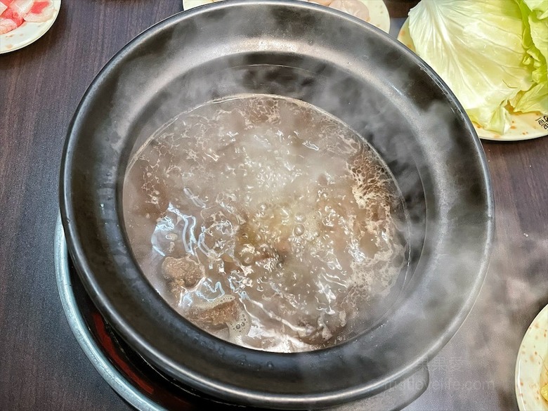 點我看大圖 炭燒羊肉爐火鍋,湯頭好喝,羊肉肉質軟嫩,秋冬進補、聚餐好地方