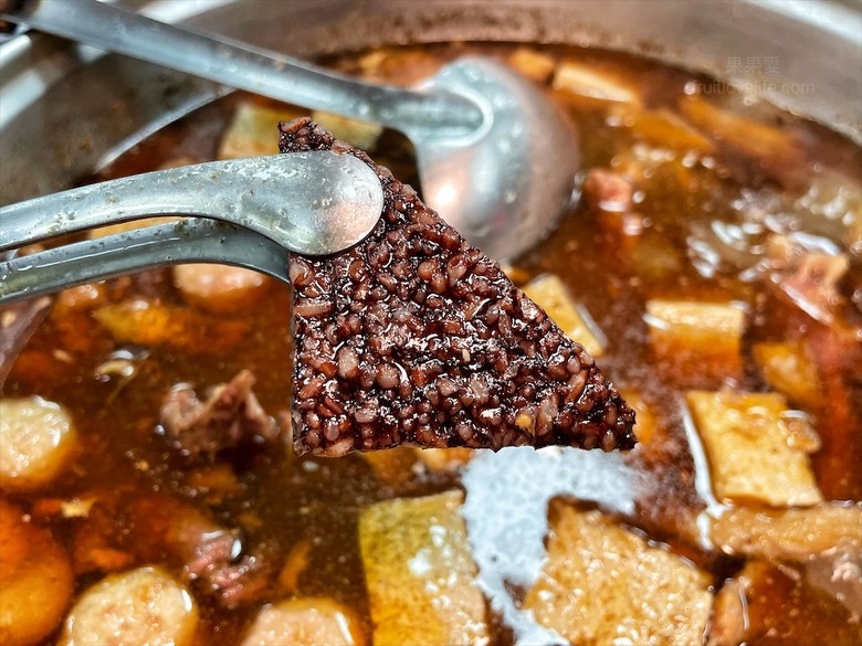 深受許多在地人喜愛的薑母鴨，鴨皮超Q軟，肉質軟嫩鮮甜，還有鹽烤吳郭魚、現撈泰國蝦