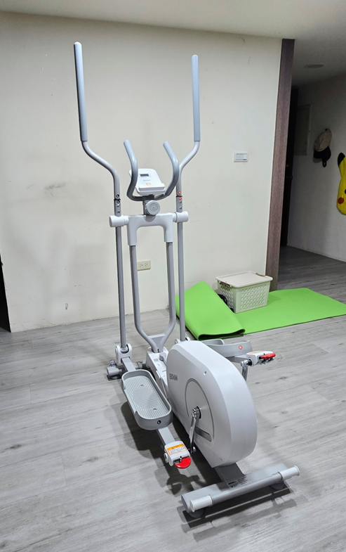 買了一台BGYM E2330小折橢圓機,可以實現居家健身自由......吧?