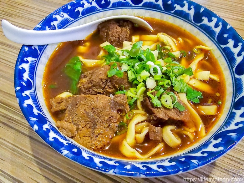 夜貓族、愛牛肉麵和雞湯朋友的最愛，從晚餐到凌晨消夜時段，幾乎都是在地人在排隊~牛肉麵.雞湯