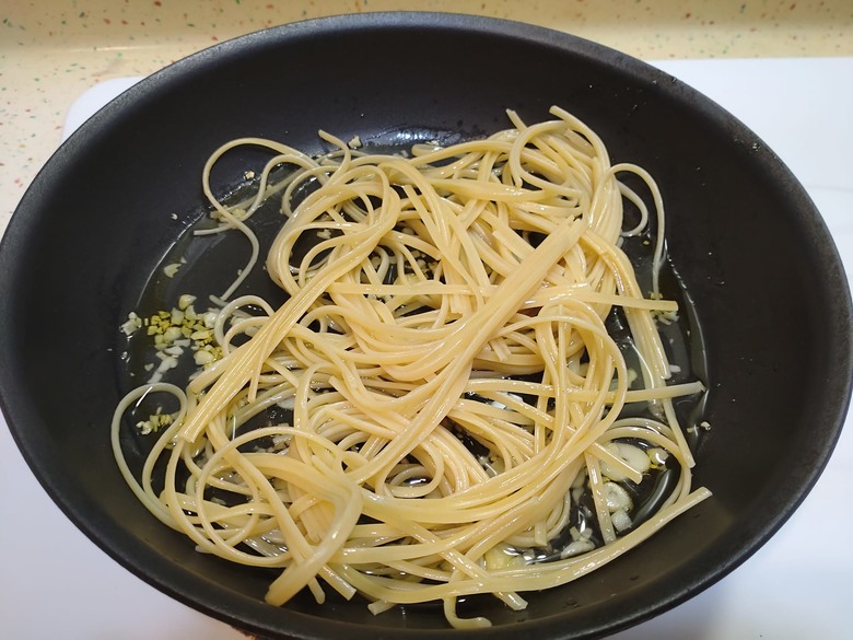 巷口麵店傳說:把簡單的料理做到極致的"橄欖油蒜香義大利麵"