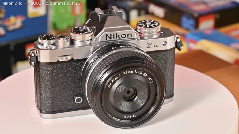 Nikon Zf 開箱 + 拍照、N-Log 錄影實測！把 Z9、Z8 旗艦功能塞進 FM2 的經典外型，一台能夠體驗百年光學魅力，連 Leica、Sony 鏡頭也能轉接的「有靈魂的相機」