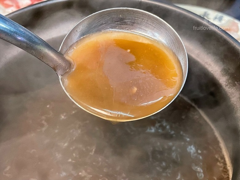 點我看大圖 炭燒羊肉爐火鍋,湯頭好喝,羊肉肉質軟嫩,秋冬進補、聚餐好地方
