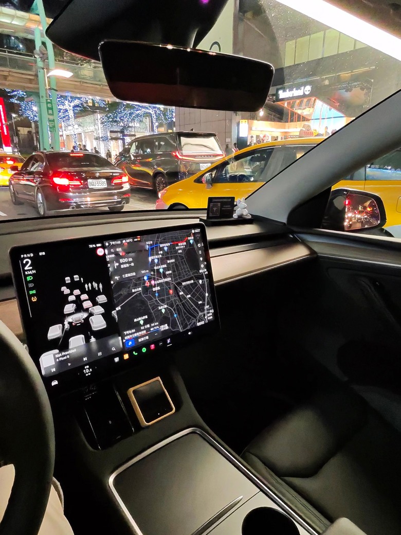 與Model Y 的首次親密接觸 - Tesla Summer Night Drive 夏夜漫遊試駕 - 桃園總圖夜遊 / 寧夏夜市逛吃 / Metsa車用床墊測試 / 超級充電站初體驗
