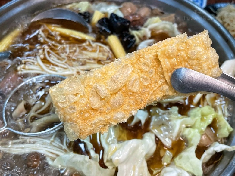 深受許多在地人喜愛的薑母鴨，鴨皮超Q軟，肉質軟嫩鮮甜，還有鹽烤吳郭魚、現撈泰國蝦