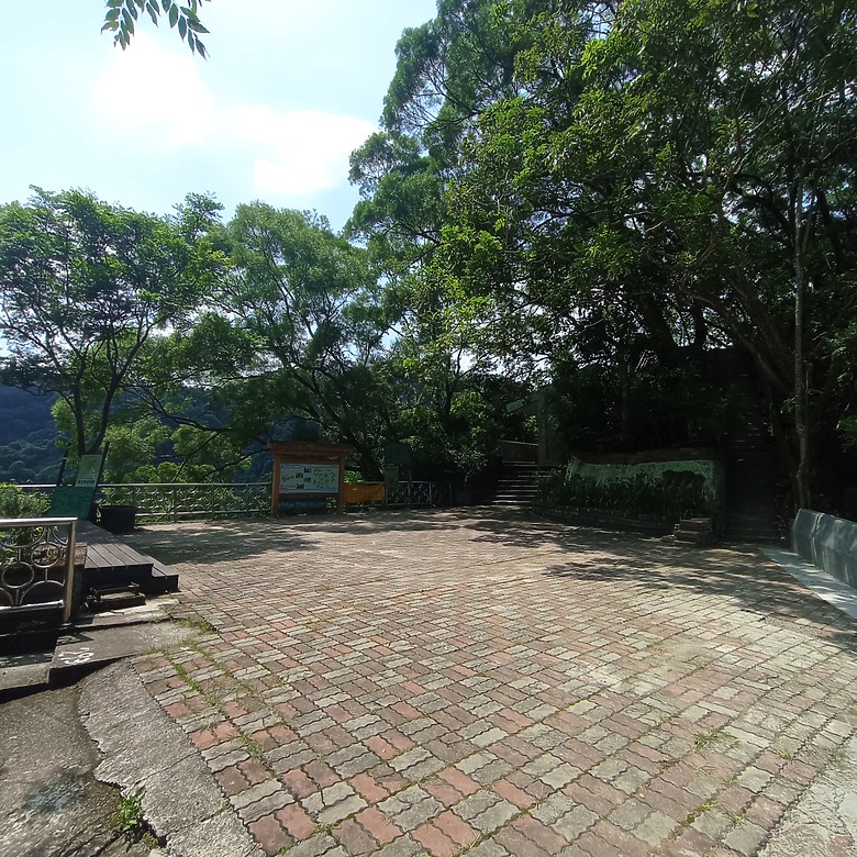 潭子新田登山步道能順便踩點旁邊的小百岳「聚興山」，生意盎然適合全家大小的綠色步道，帶你全部走一趟