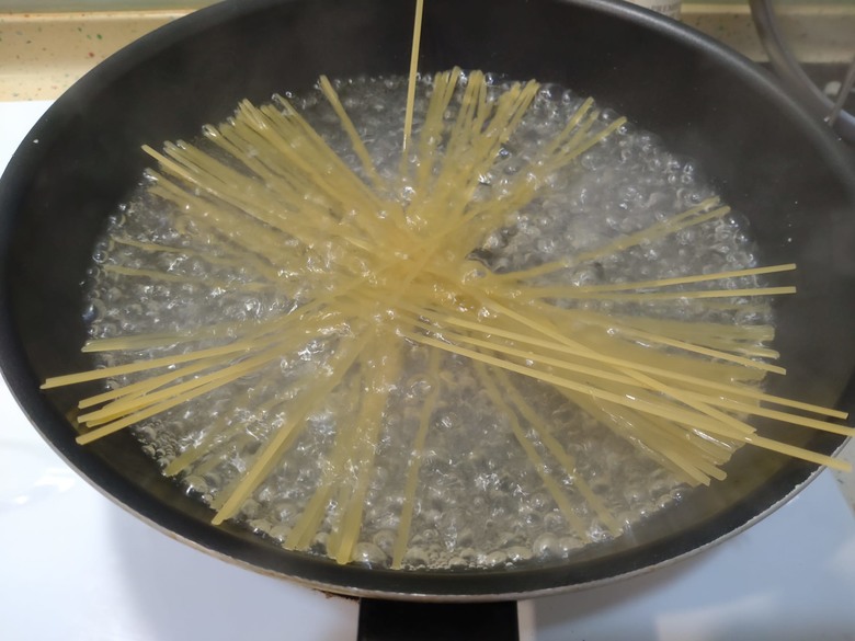 巷口麵店傳說:把簡單的料理做到極致的"橄欖油蒜香義大利麵"