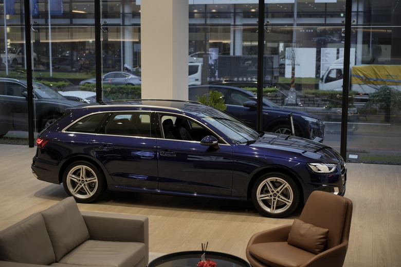 Audi A4 Avant 40 TFSI advanced｜金屬星際藍 Navarra Blue 2D｜實車照片分享