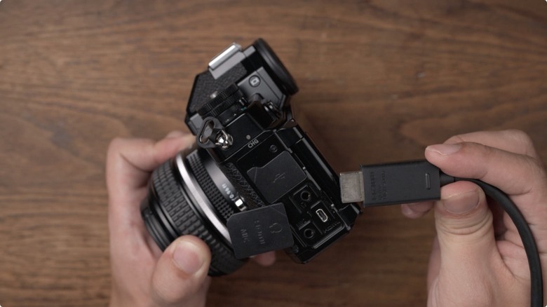 Nikon Zf 開箱 + 拍照、N-Log 錄影實測！把 Z9、Z8 旗艦功能塞進 FM2 的經典外型，一台能夠體驗百年光學魅力，連 Leica、Sony 鏡頭也能轉接的「有靈魂的相機」