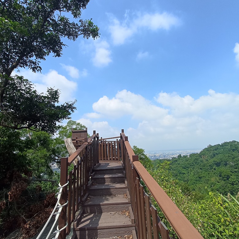 潭子新田登山步道能順便踩點旁邊的小百岳「聚興山」，生意盎然適合全家大小的綠色步道，帶你全部走一趟