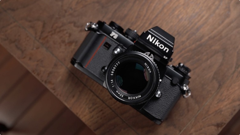 Nikon Zf 開箱 + 拍照、N-Log 錄影實測！把 Z9、Z8 旗艦功能塞進 FM2 的經典外型，一台能夠體驗百年光學魅力，連 Leica、Sony 鏡頭也能轉接的「有靈魂的相機」
