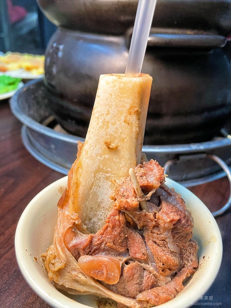 點我看大圖 炭燒羊肉爐火鍋,湯頭好喝,羊肉肉質軟嫩,秋冬進補、聚餐好地方